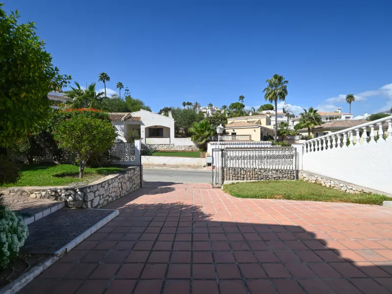 **Beautiful One-Level Villa with Private Pool – Fuengirola / Cerros del Águila**