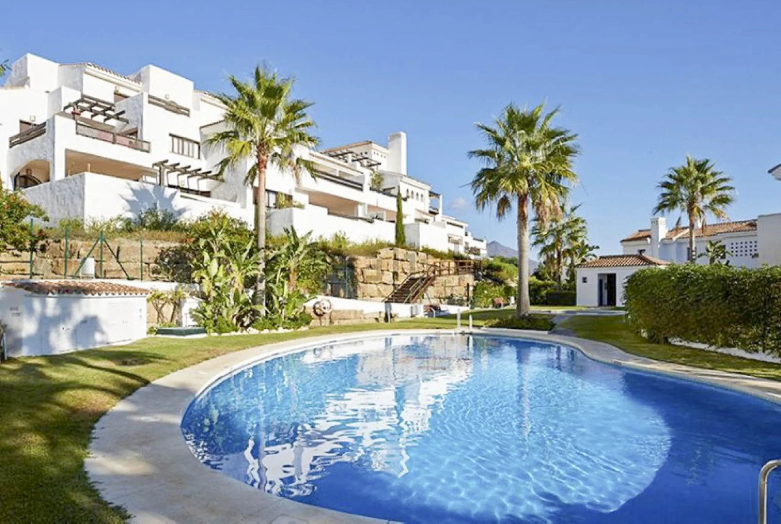 BRIGHT APARTMENT WITH TERRACE AND SEA VIEWS
