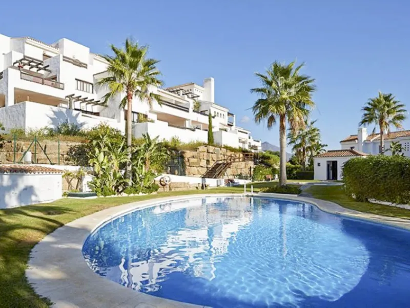BRIGHT APARTMENT WITH TERRACE AND SEA VIEWS
