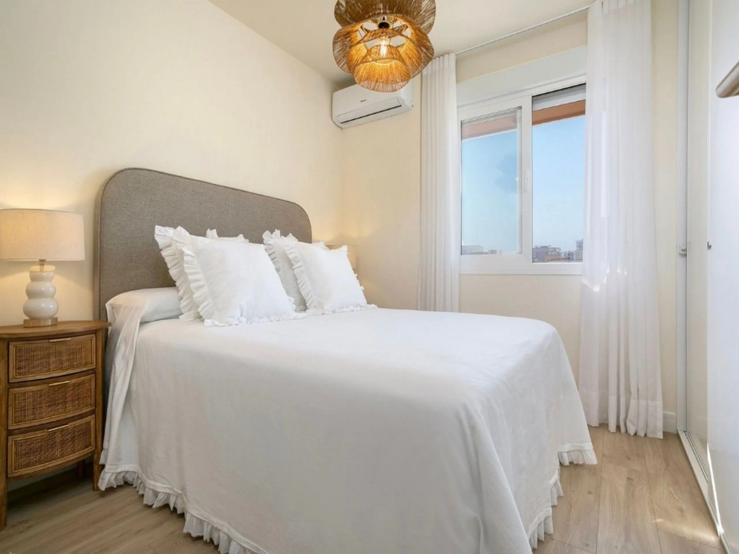 Apartment - Middle Floor Apartment в продаже в Fuengirola, Málaga. В доме 2 спален и 2 ванных комнат. Площадь дома 98 м²