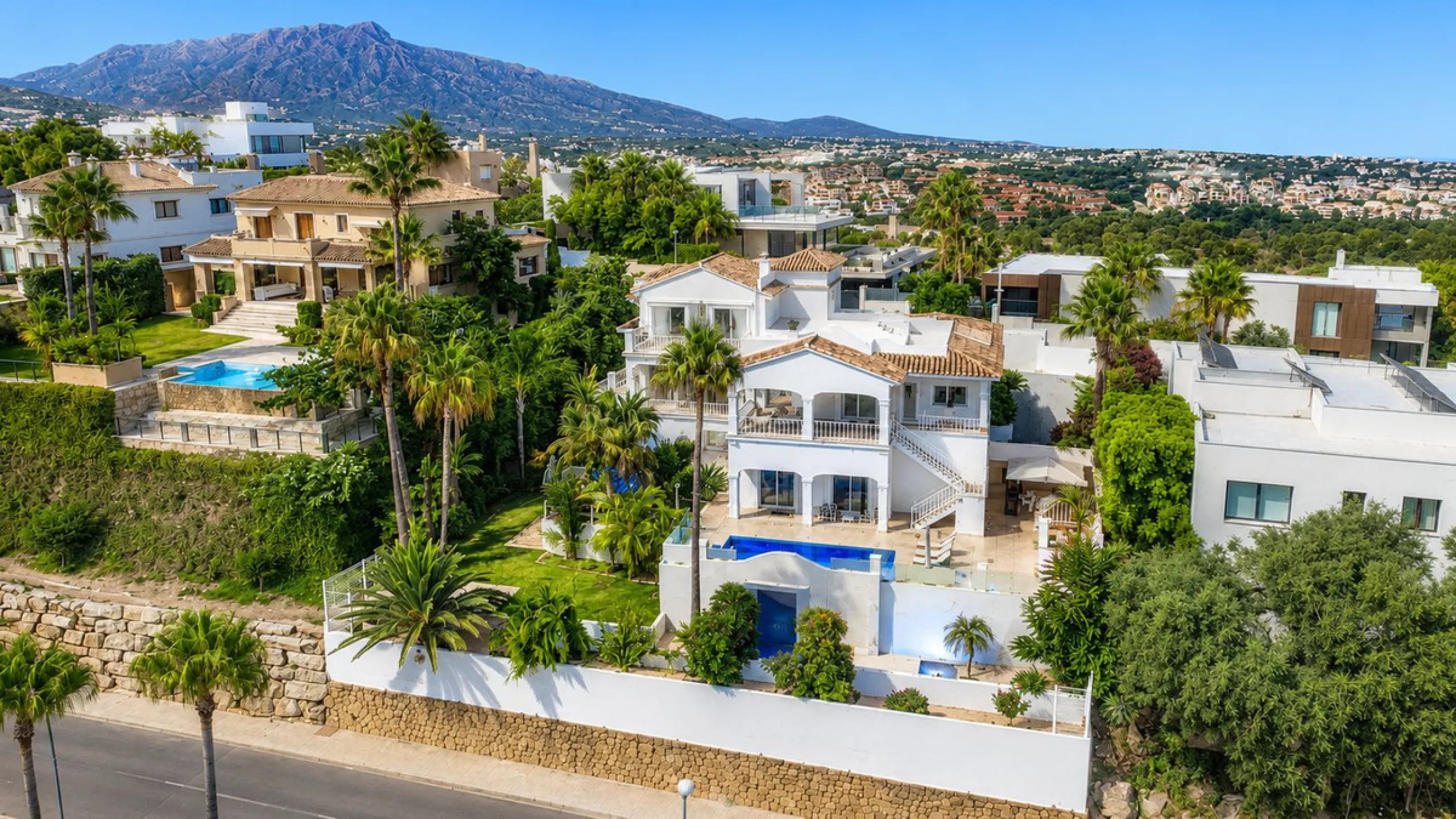 Beautiful Andalucian style modern villa located on the border of El Paraiso and Benahavis, La Alqueria, close to both El Paraiso and Atalaya golf courses.