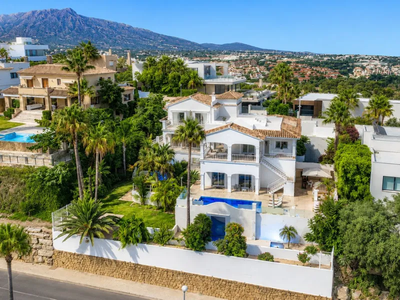 Beautiful Andalucian style modern villa located on the border of El Paraiso and Benahavis, La Alqueria, close to both El Paraiso and Atalaya golf courses.