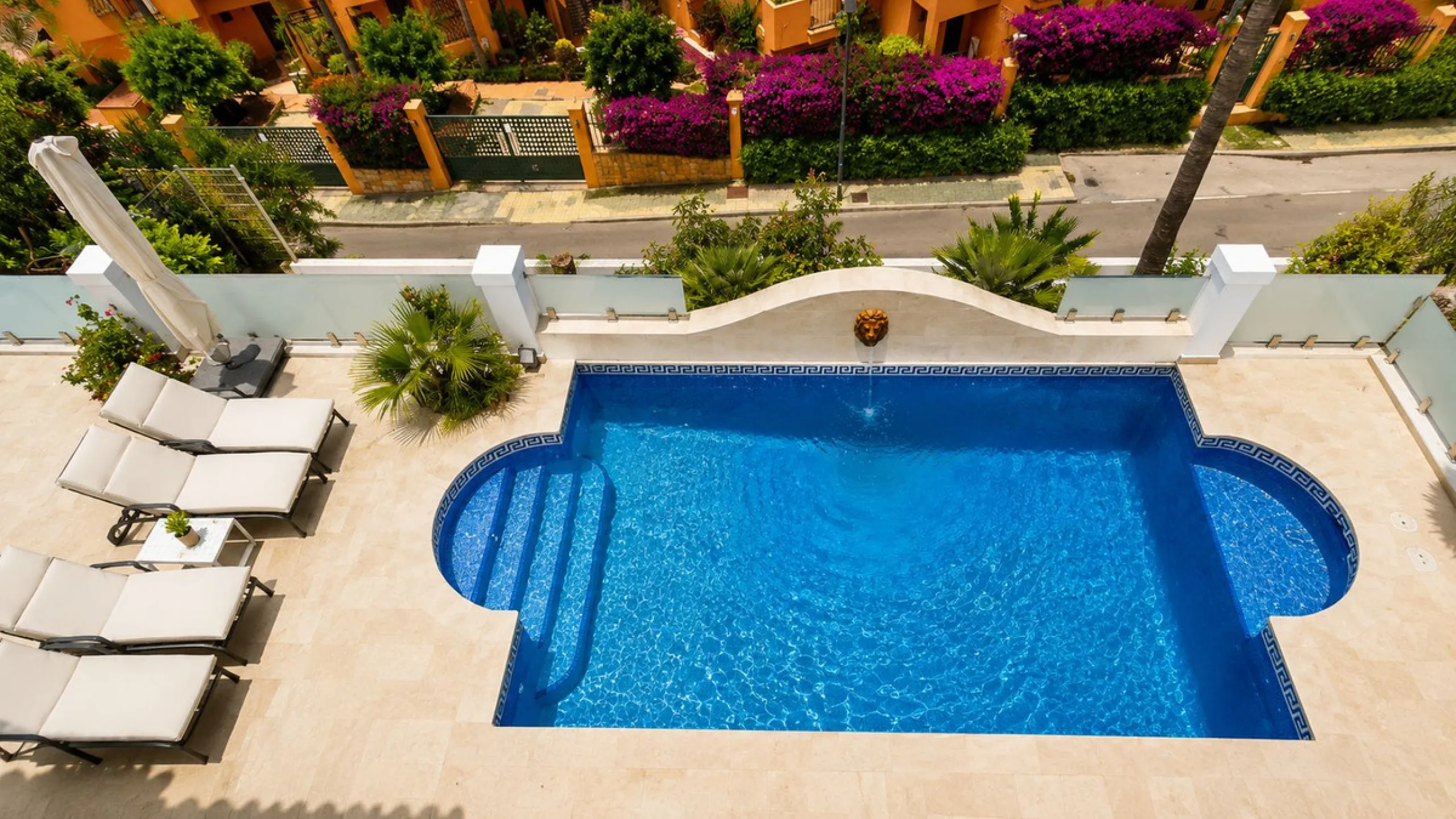 Beautiful Andalucian style modern villa located on the border of El Paraiso and Benahavis, La Alqueria, close to both El Paraiso and Atalaya golf courses.