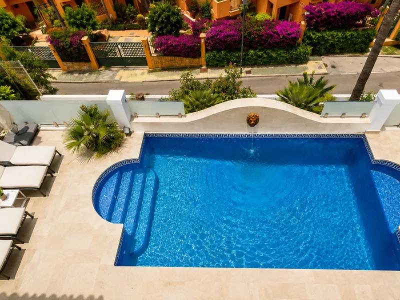 Beautiful Andalucian style modern villa located on the border of El Paraiso and Benahavis, La Alqueria, close to both El Paraiso and Atalaya golf courses.