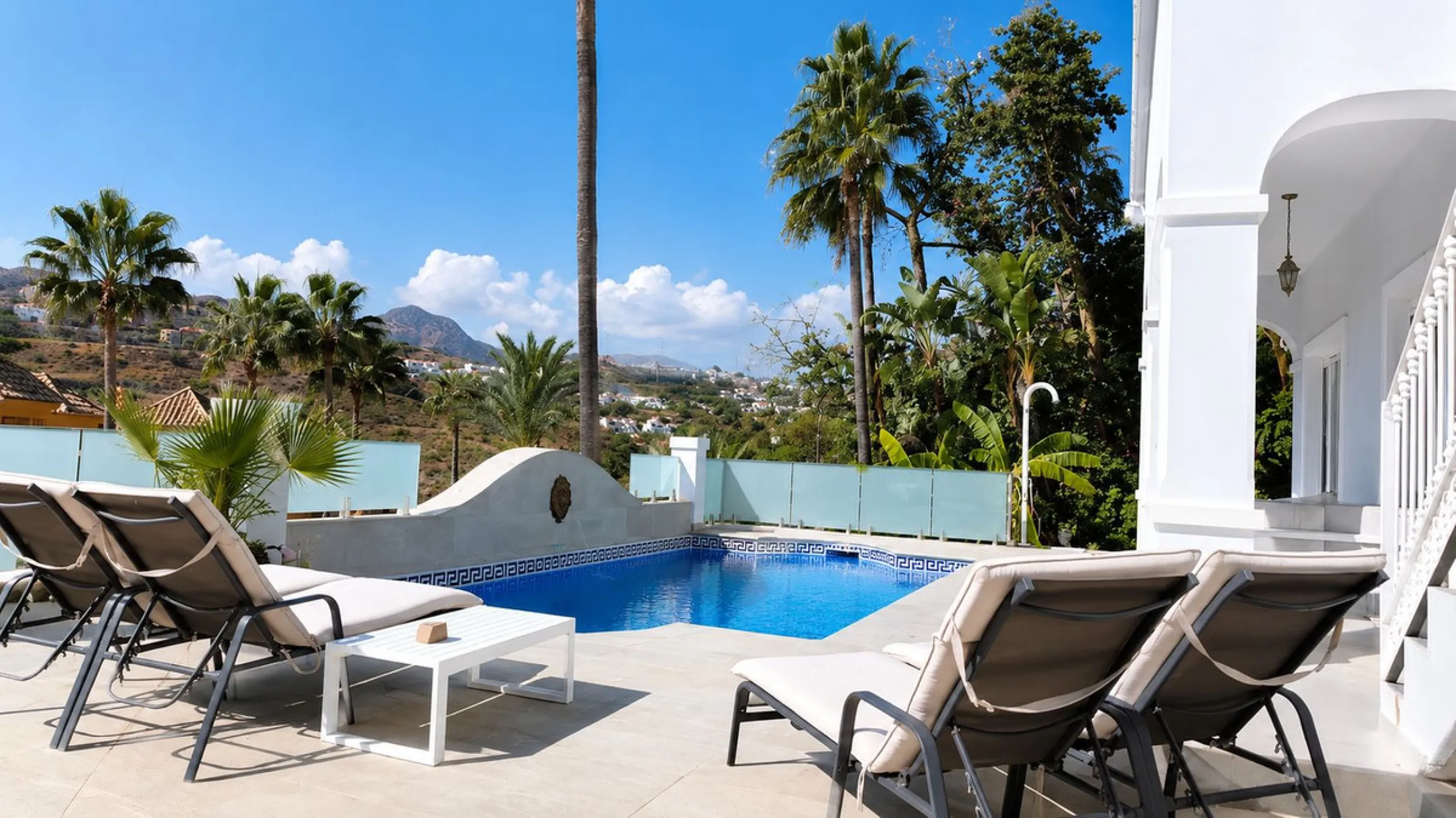 Beautiful Andalucian style modern villa located on the border of El Paraiso and Benahavis, La Alqueria, close to both El Paraiso and Atalaya golf courses.