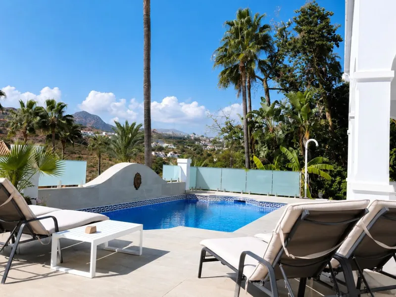 Beautiful Andalucian style modern villa located on the border of El Paraiso and Benahavis, La Alqueria, close to both El Paraiso and Atalaya golf courses.