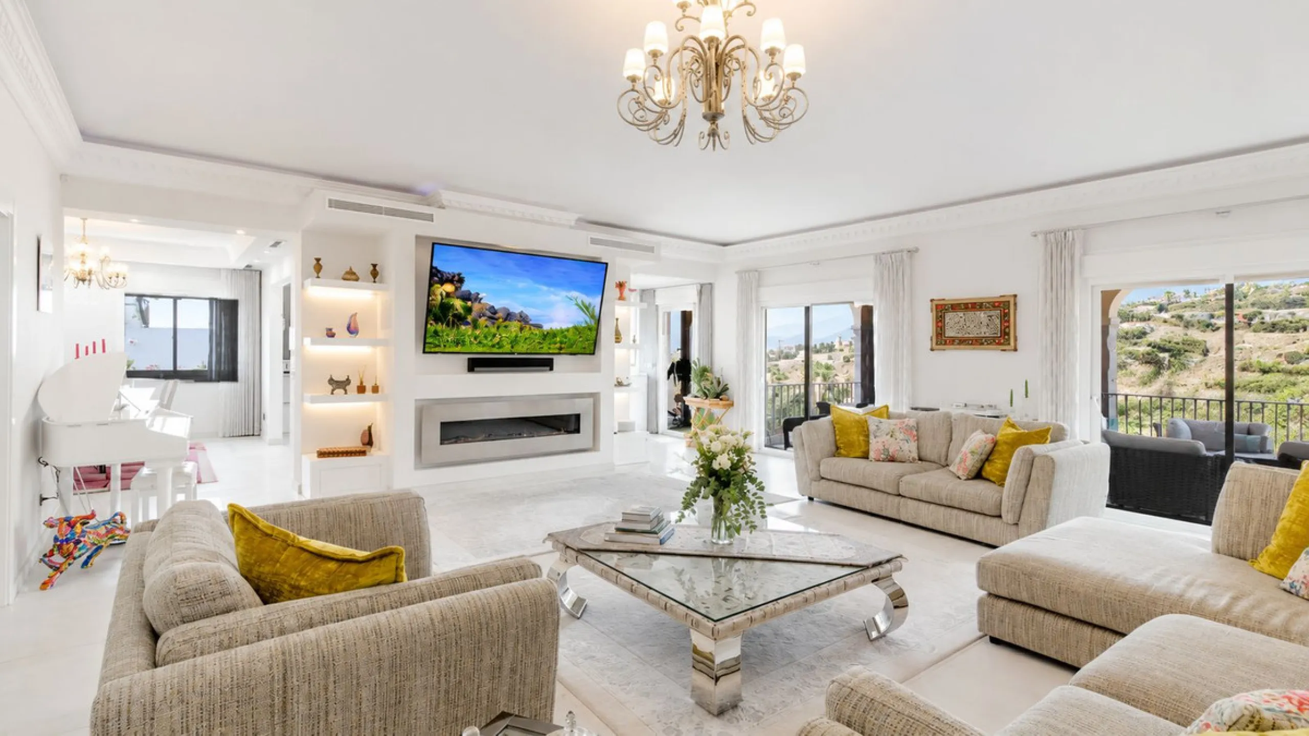 Beautiful Andalucian style modern villa located on the border of El Paraiso and Benahavis, La Alqueria, close to both El Paraiso and Atalaya golf courses.