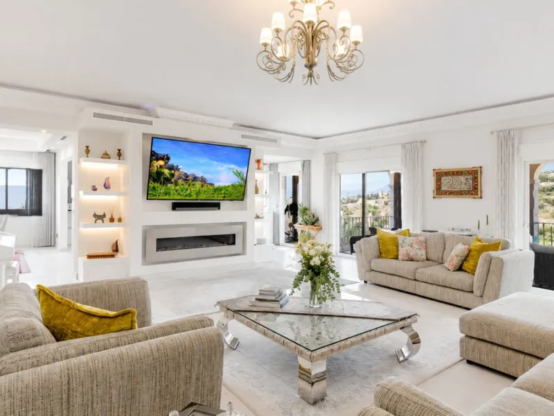 Beautiful Andalucian style modern villa located on the border of El Paraiso and Benahavis, La Alqueria, close to both El Paraiso and Atalaya golf courses.