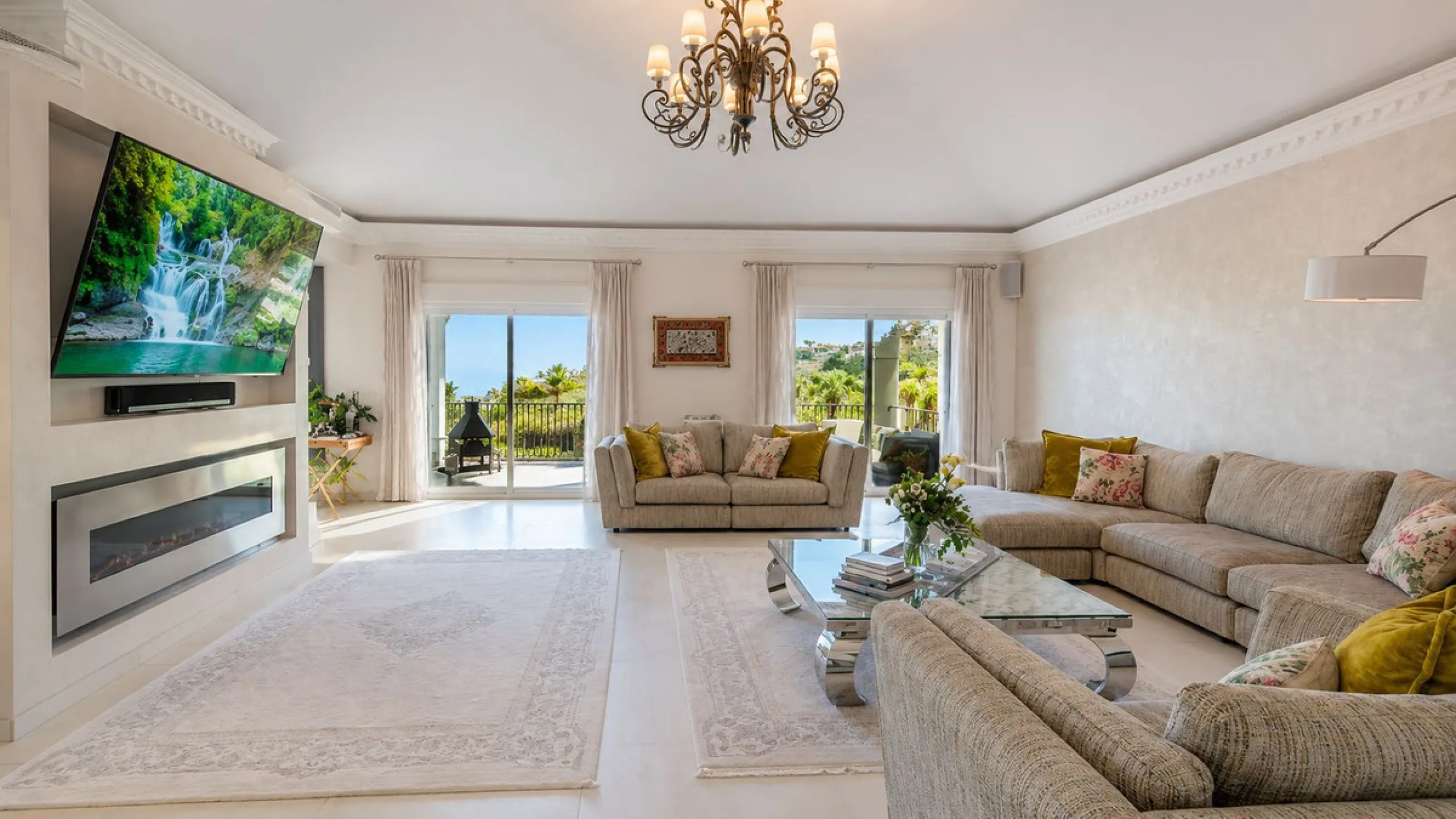 Beautiful Andalucian style modern villa located on the border of El Paraiso and Benahavis, La Alqueria, close to both El Paraiso and Atalaya golf courses.
