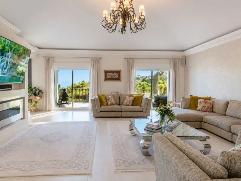 Beautiful Andalucian style modern villa located on the border of El Paraiso and Benahavis, La Alqueria, close to both El Paraiso and Atalaya golf courses.