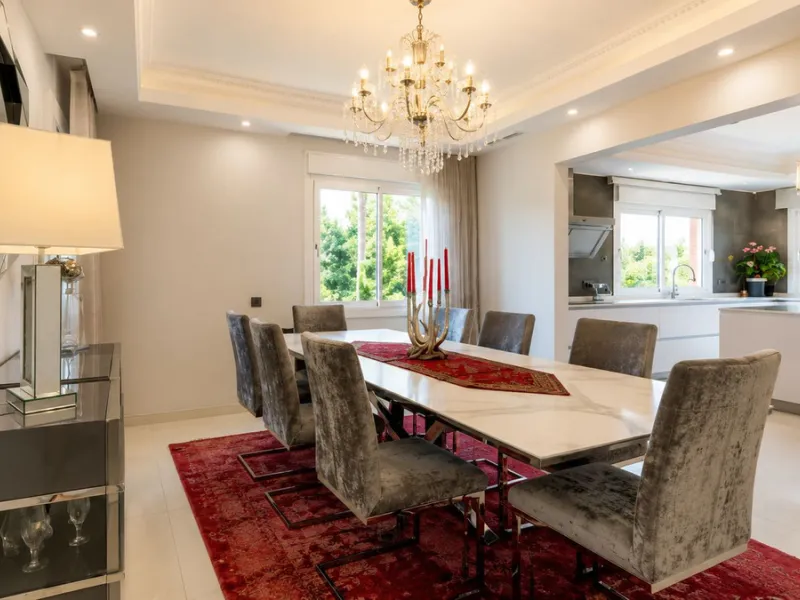 Beautiful Andalucian style modern villa located on the border of El Paraiso and Benahavis, La Alqueria, close to both El Paraiso and Atalaya golf courses.