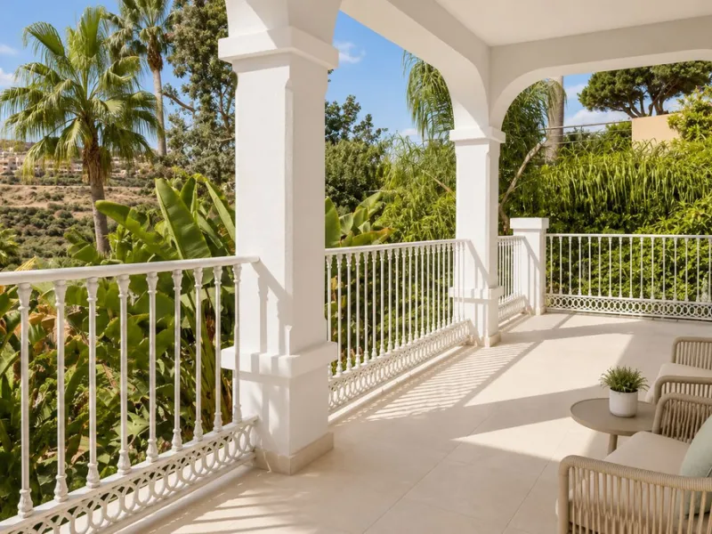 Beautiful Andalucian style modern villa located on the border of El Paraiso and Benahavis, La Alqueria, close to both El Paraiso and Atalaya golf courses.