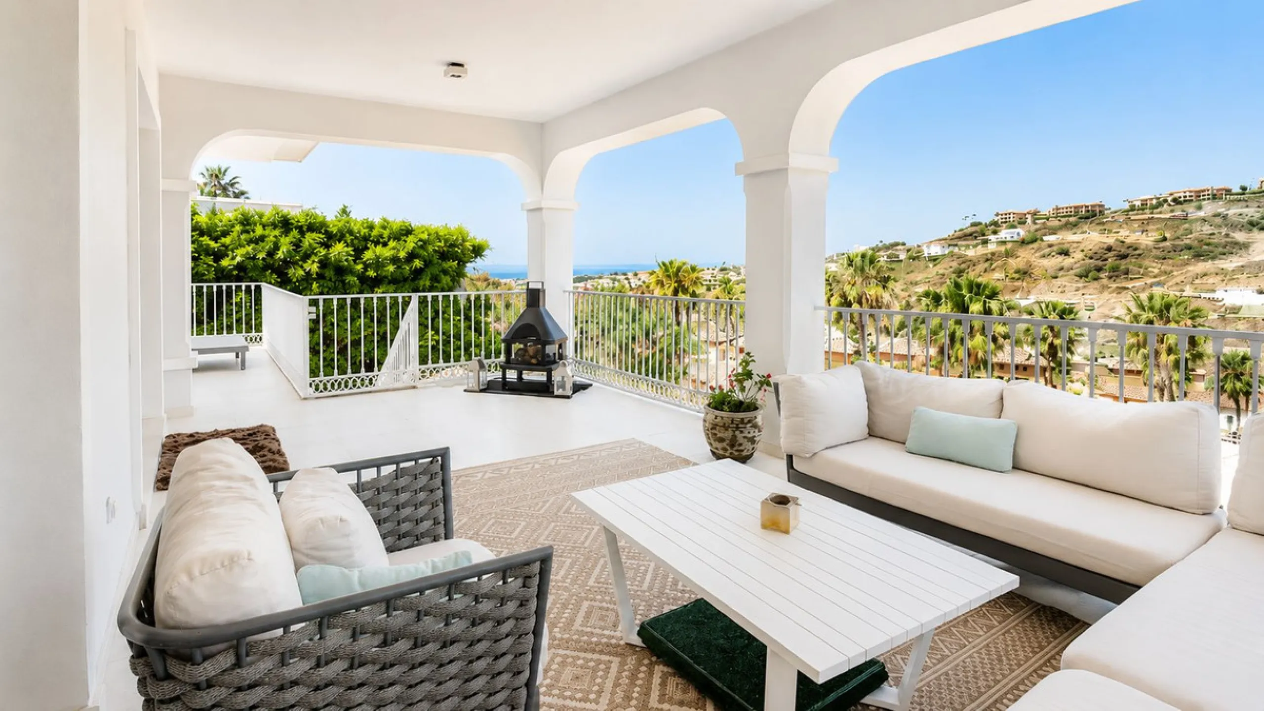 Beautiful Andalucian style modern villa located on the border of El Paraiso and Benahavis, La Alqueria, close to both El Paraiso and Atalaya golf courses.