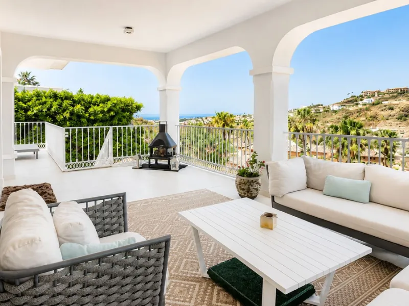 Beautiful Andalucian style modern villa located on the border of El Paraiso and Benahavis, La Alqueria, close to both El Paraiso and Atalaya golf courses.