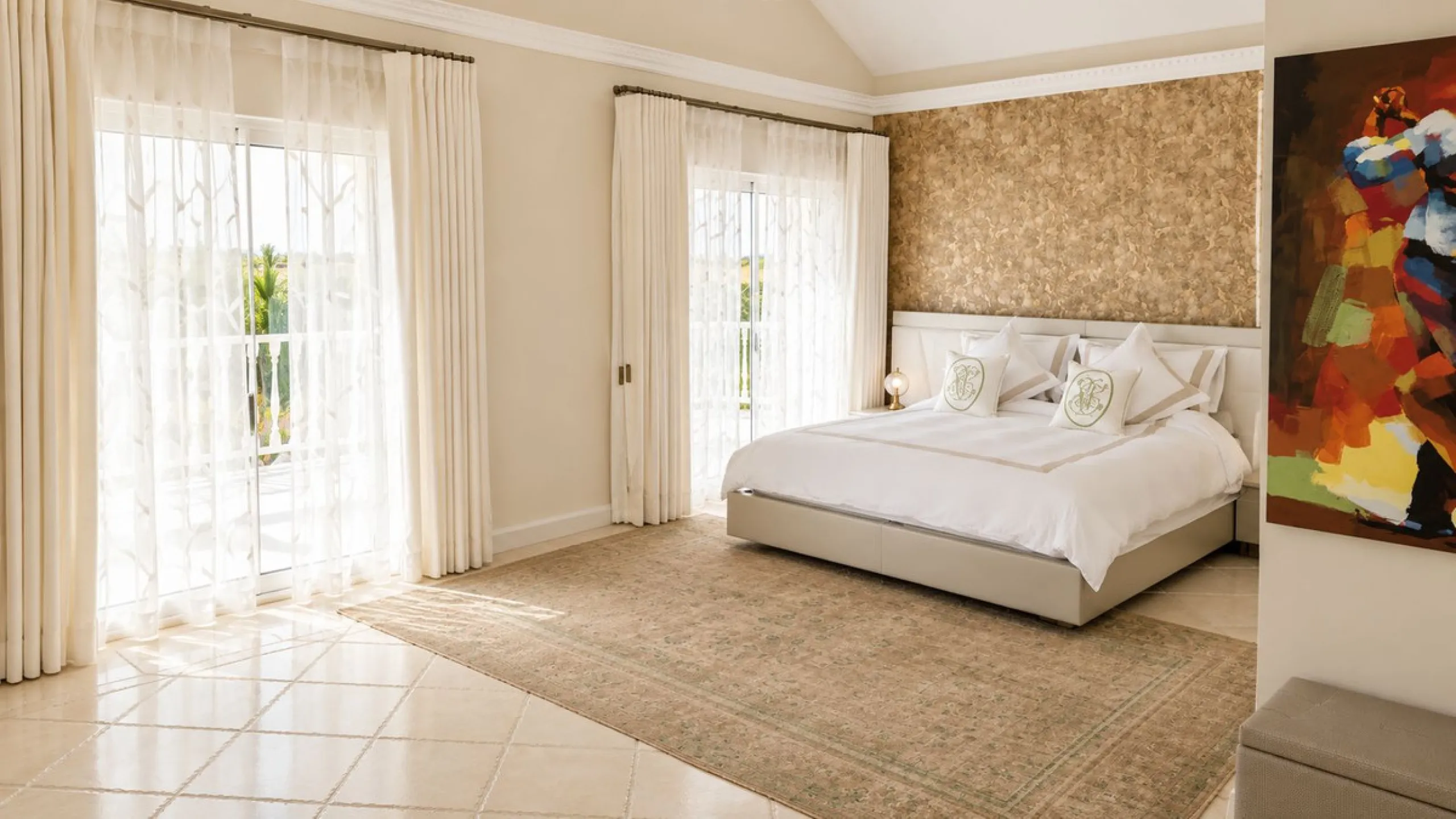 Beautiful Andalucian style modern villa located on the border of El Paraiso and Benahavis, La Alqueria, close to both El Paraiso and Atalaya golf courses.