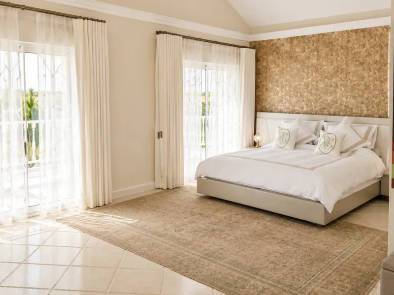 Beautiful Andalucian style modern villa located on the border of El Paraiso and Benahavis, La Alqueria, close to both El Paraiso and Atalaya golf courses.