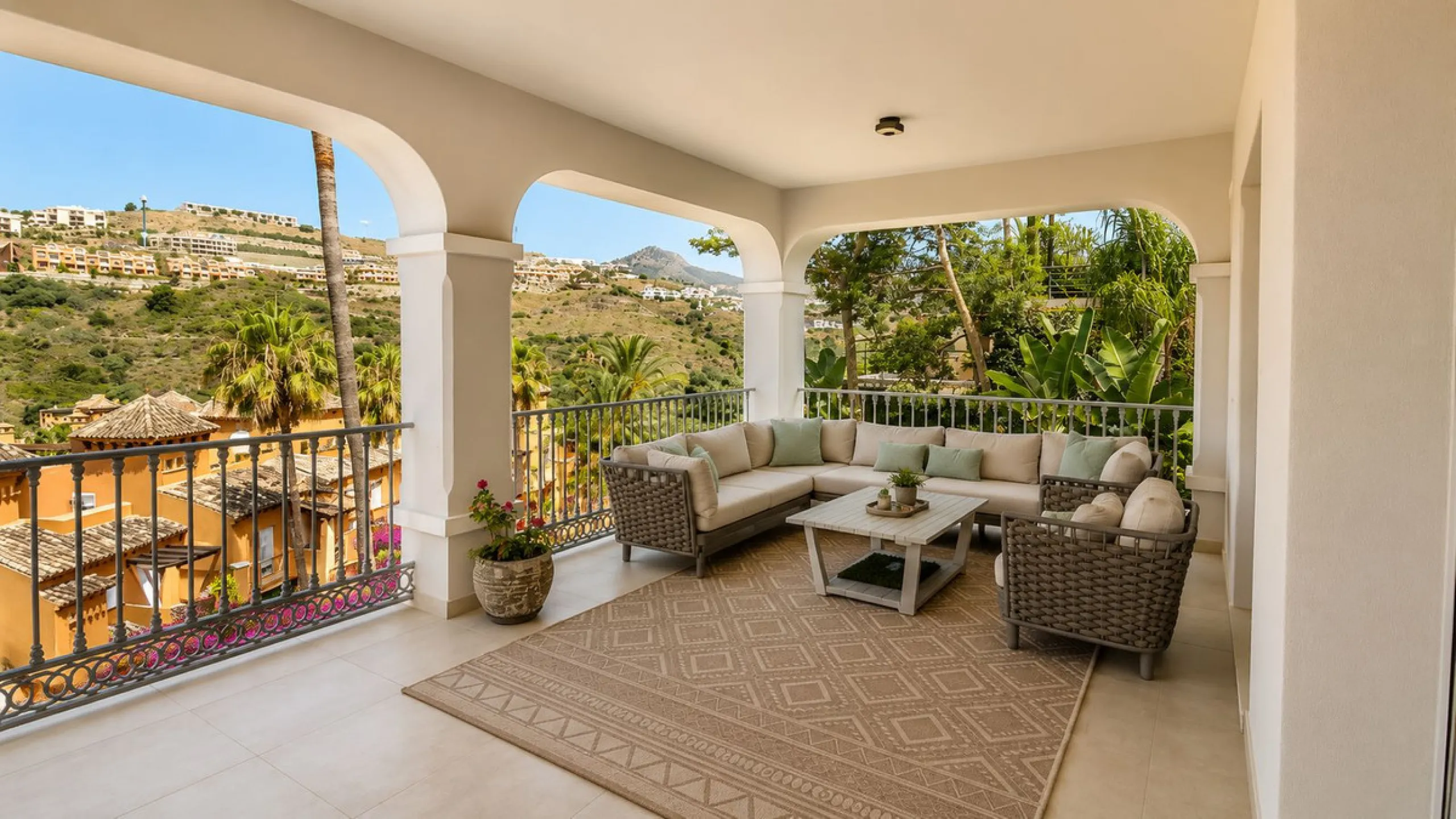 Beautiful Andalucian style modern villa located on the border of El Paraiso and Benahavis, La Alqueria, close to both El Paraiso and Atalaya golf courses.