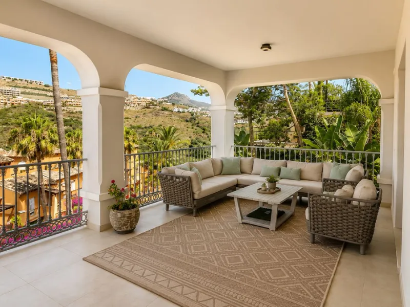 Beautiful Andalucian style modern villa located on the border of El Paraiso and Benahavis, La Alqueria, close to both El Paraiso and Atalaya golf courses.