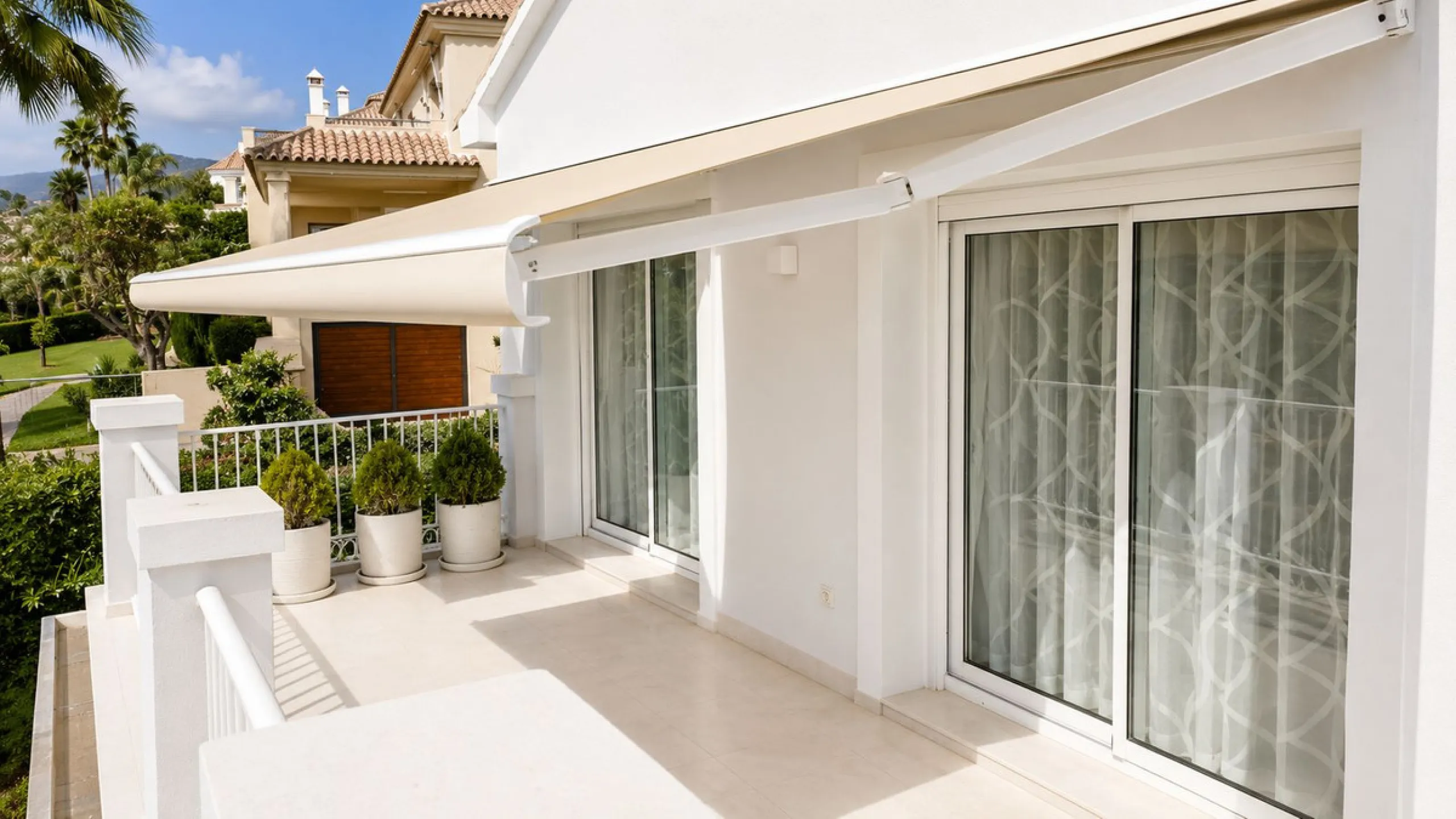 Beautiful Andalucian style modern villa located on the border of El Paraiso and Benahavis, La Alqueria, close to both El Paraiso and Atalaya golf courses.