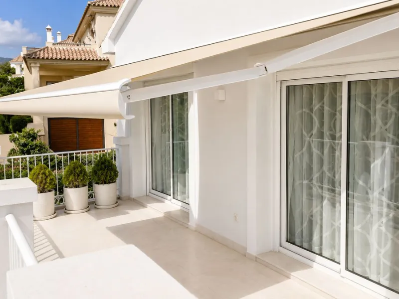 Beautiful Andalucian style modern villa located on the border of El Paraiso and Benahavis, La Alqueria, close to both El Paraiso and Atalaya golf courses.