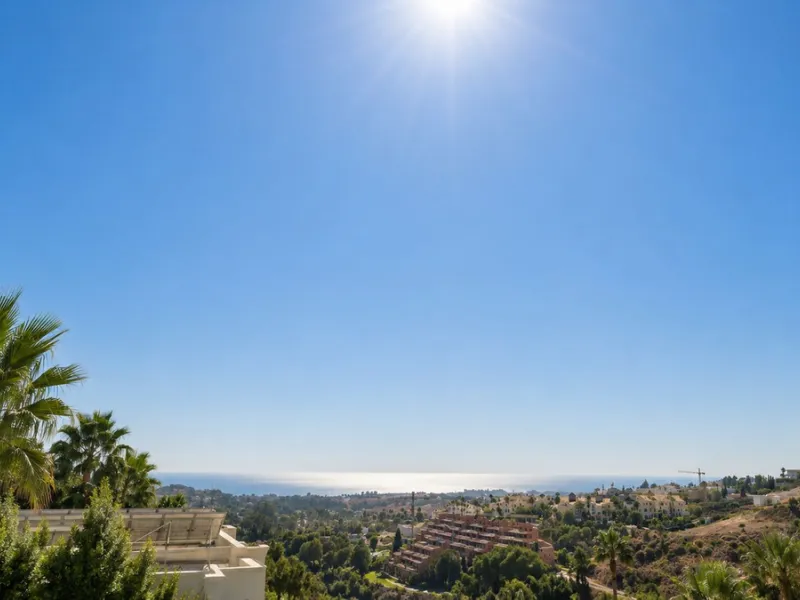 Beautiful Andalucian style modern villa located on the border of El Paraiso and Benahavis, La Alqueria, close to both El Paraiso and Atalaya golf courses.