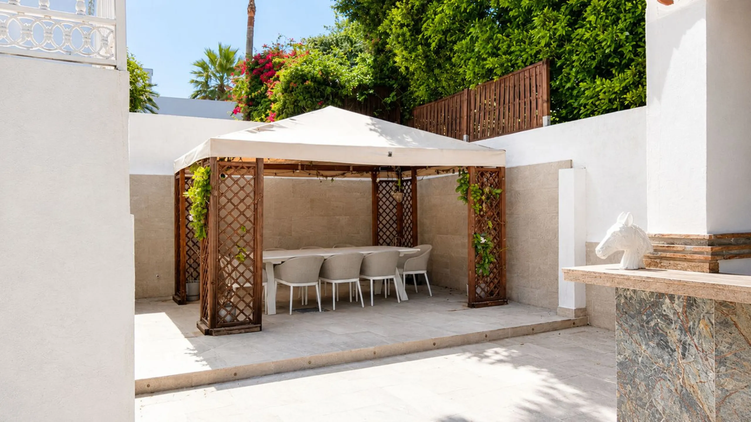 Beautiful Andalucian style modern villa located on the border of El Paraiso and Benahavis, La Alqueria, close to both El Paraiso and Atalaya golf courses.