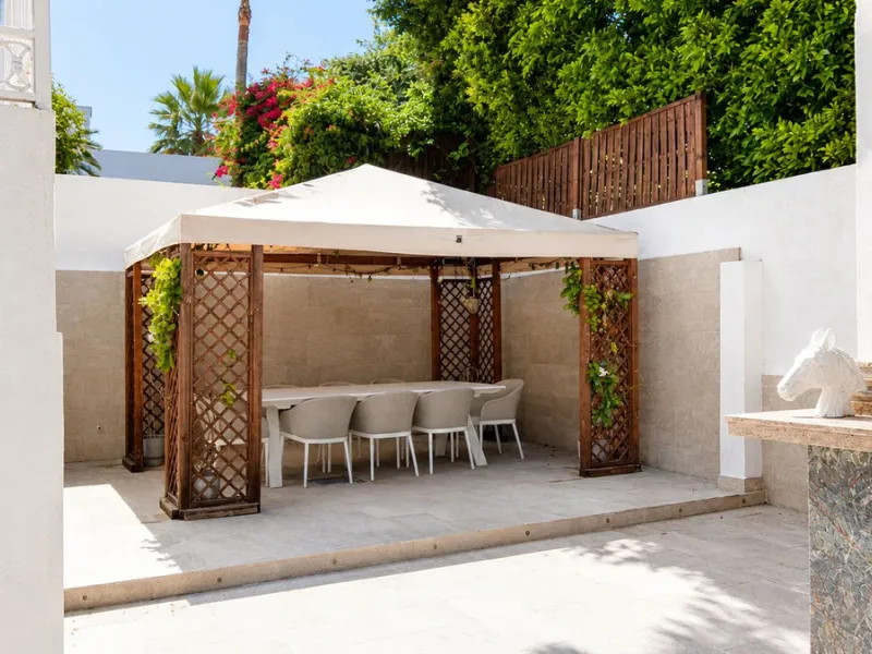 Beautiful Andalucian style modern villa located on the border of El Paraiso and Benahavis, La Alqueria, close to both El Paraiso and Atalaya golf courses.