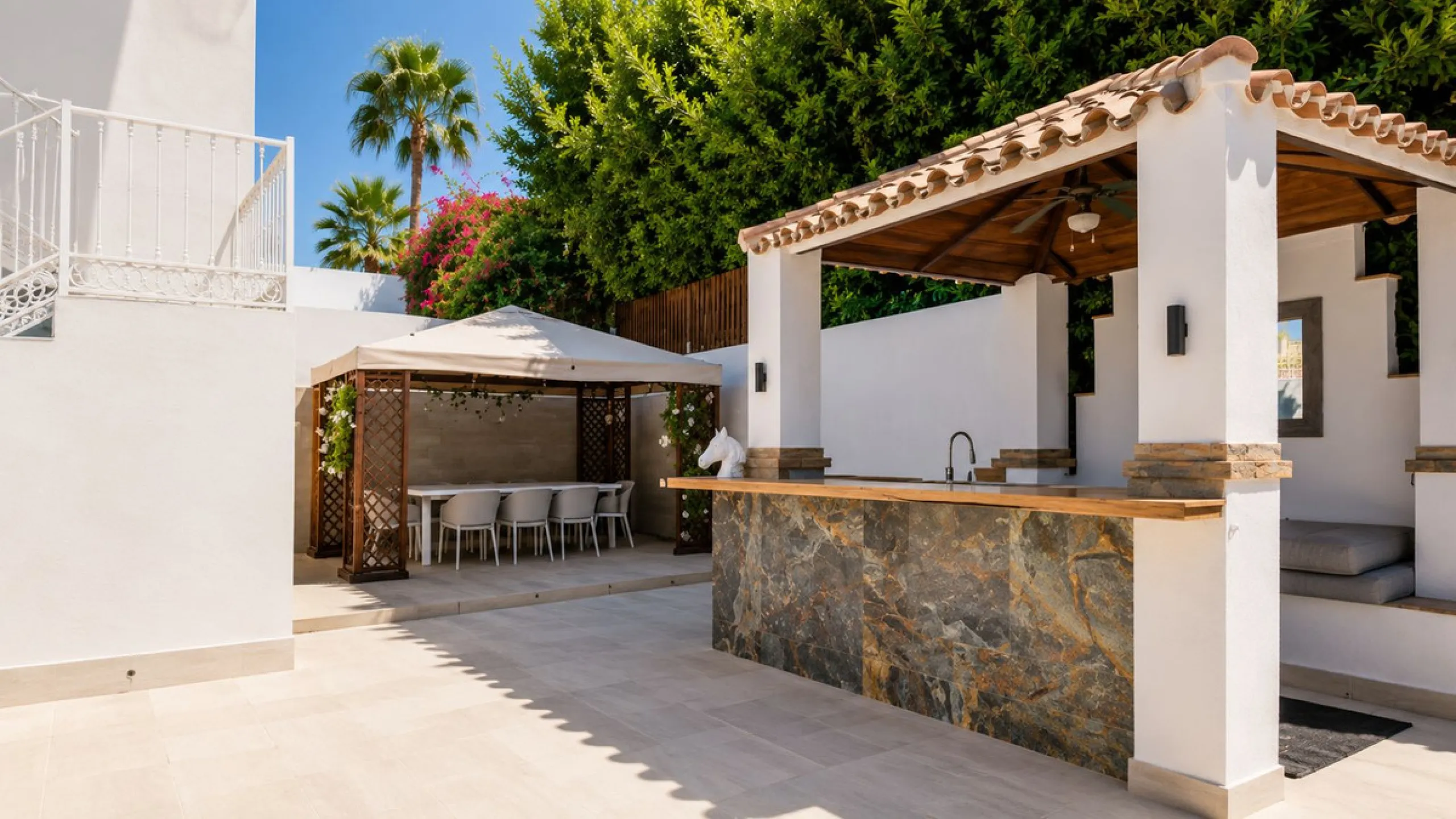 Beautiful Andalucian style modern villa located on the border of El Paraiso and Benahavis, La Alqueria, close to both El Paraiso and Atalaya golf courses.
