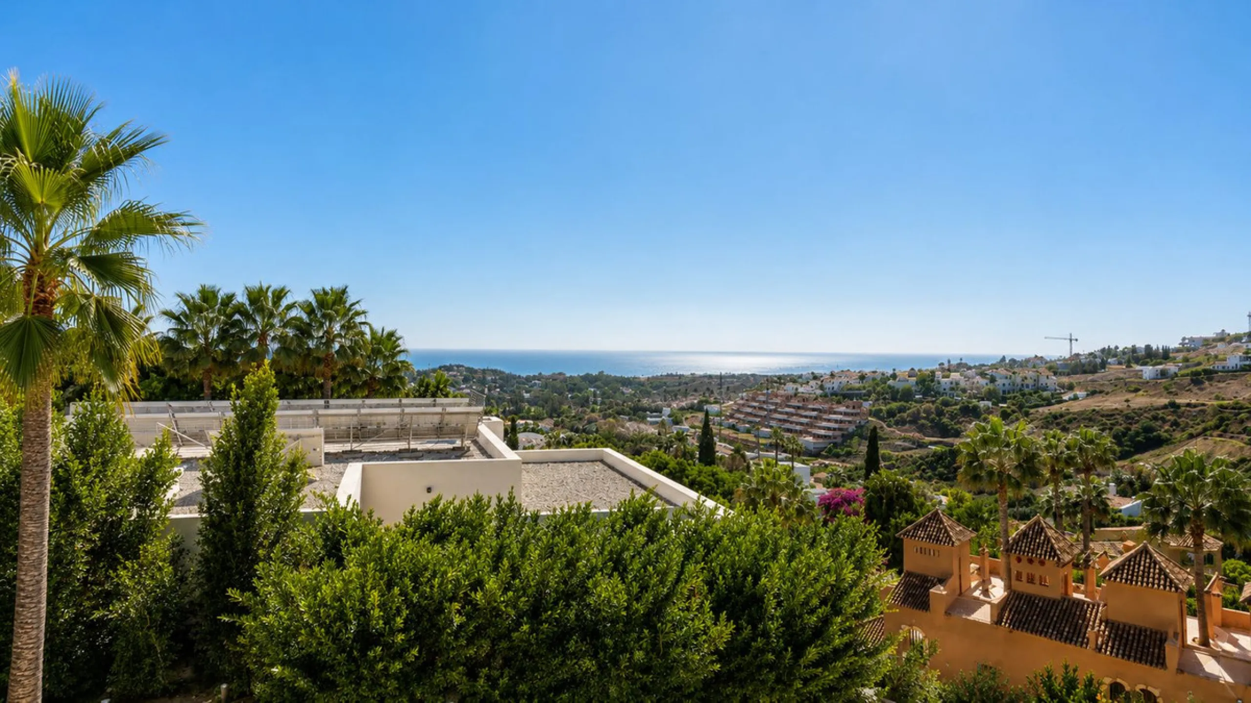 Beautiful Andalucian style modern villa located on the border of El Paraiso and Benahavis, La Alqueria, close to both El Paraiso and Atalaya golf courses.