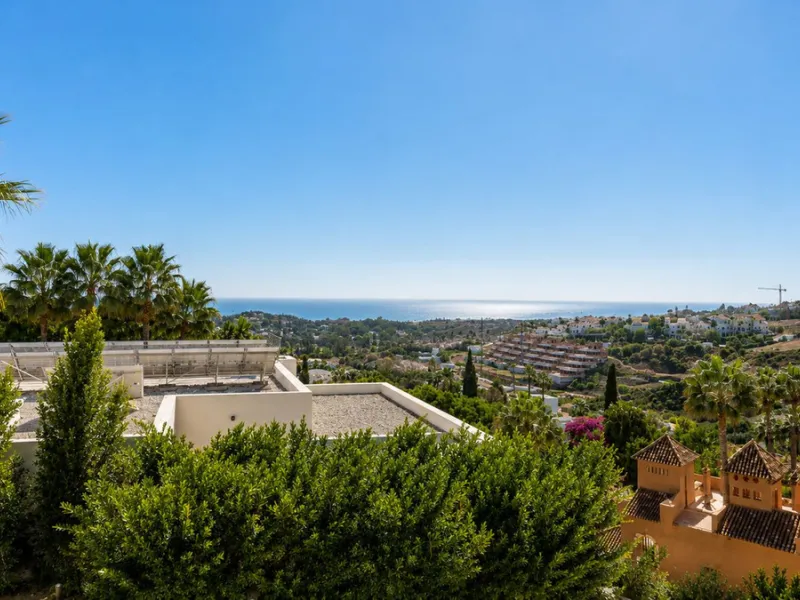 Beautiful Andalucian style modern villa located on the border of El Paraiso and Benahavis, La Alqueria, close to both El Paraiso and Atalaya golf courses.