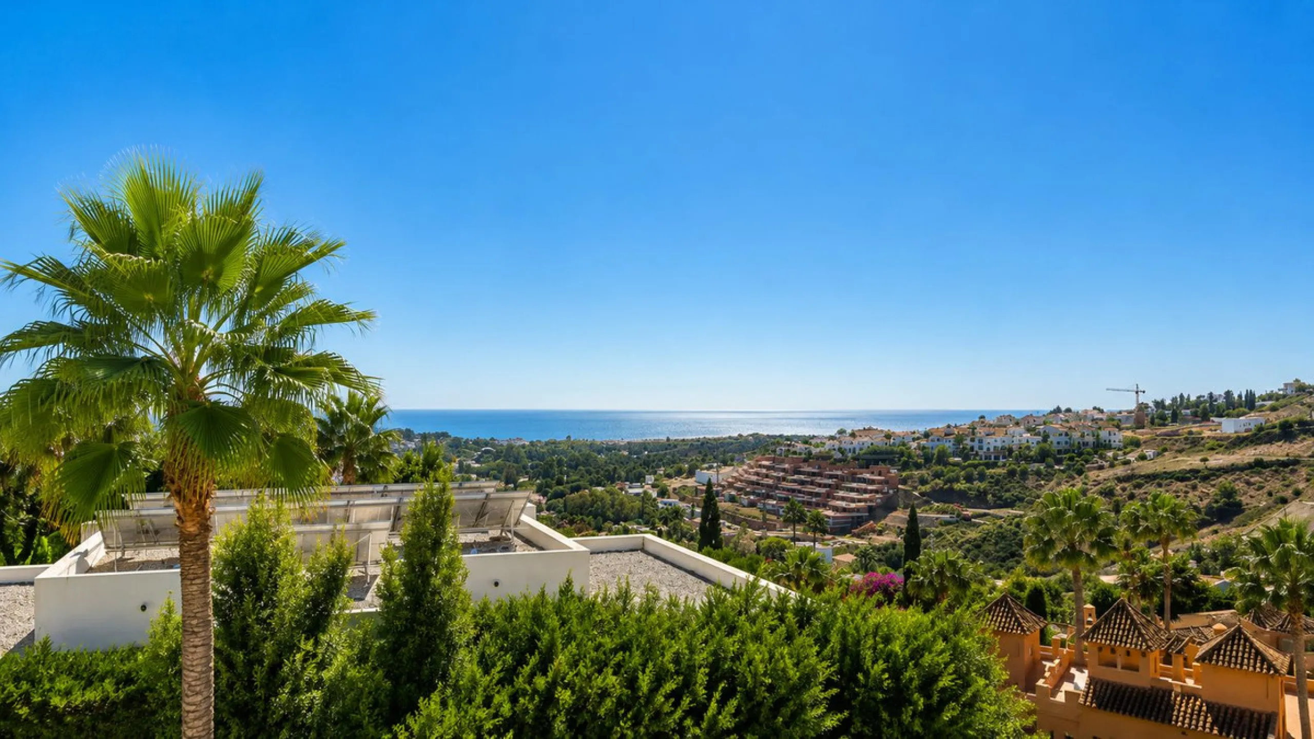 Beautiful Andalucian style modern villa located on the border of El Paraiso and Benahavis, La Alqueria, close to both El Paraiso and Atalaya golf courses.
