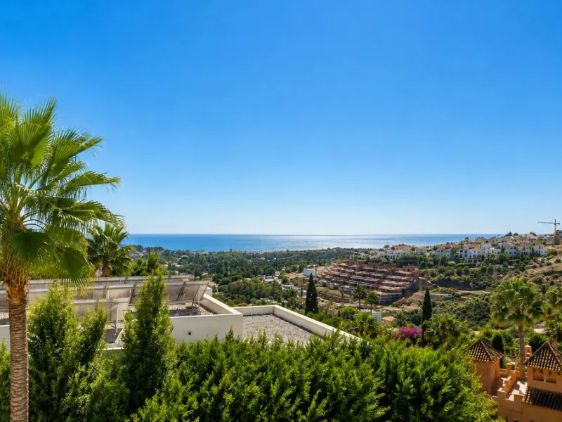 Beautiful Andalucian style modern villa located on the border of El Paraiso and Benahavis, La Alqueria, close to both El Paraiso and Atalaya golf courses.