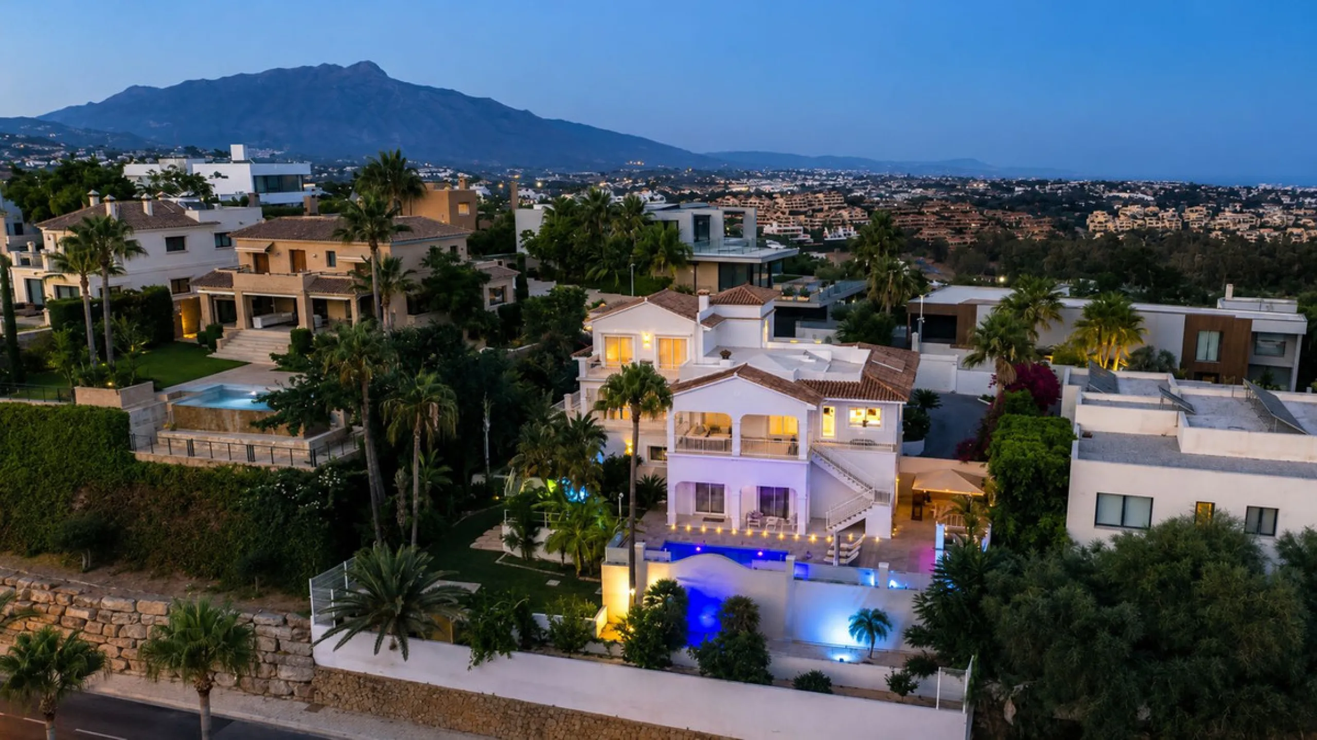Beautiful Andalucian style modern villa located on the border of El Paraiso and Benahavis, La Alqueria, close to both El Paraiso and Atalaya golf courses.