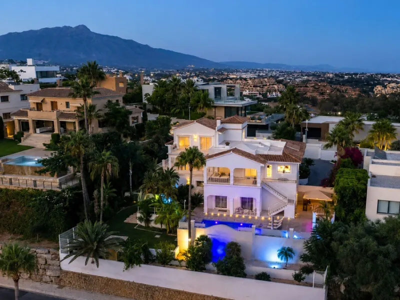 Beautiful Andalucian style modern villa located on the border of El Paraiso and Benahavis, La Alqueria, close to both El Paraiso and Atalaya golf courses.