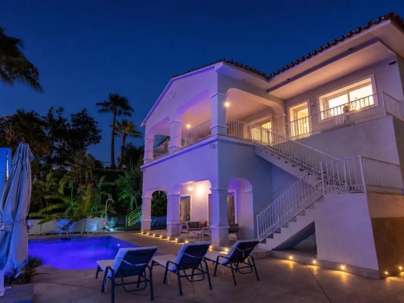Beautiful Andalucian style modern villa located on the border of El Paraiso and Benahavis, La Alqueria, close to both El Paraiso and Atalaya golf courses.