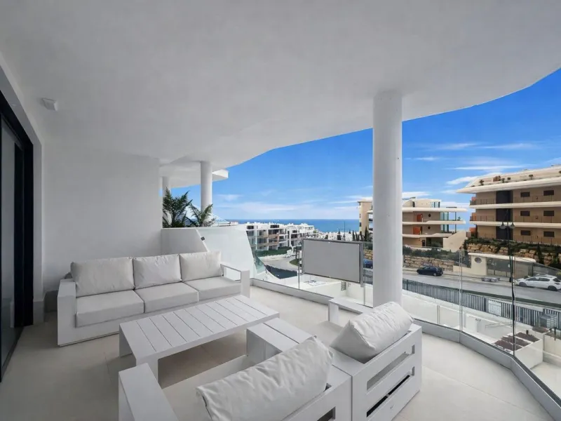Magnificent south-facing luxury apartment located in the prestigious El Higuerón residential community. This exclusive property perfectly combines contemporary design, spacious living areas, and comfort. It features three bedrooms and two bathrooms, inclu