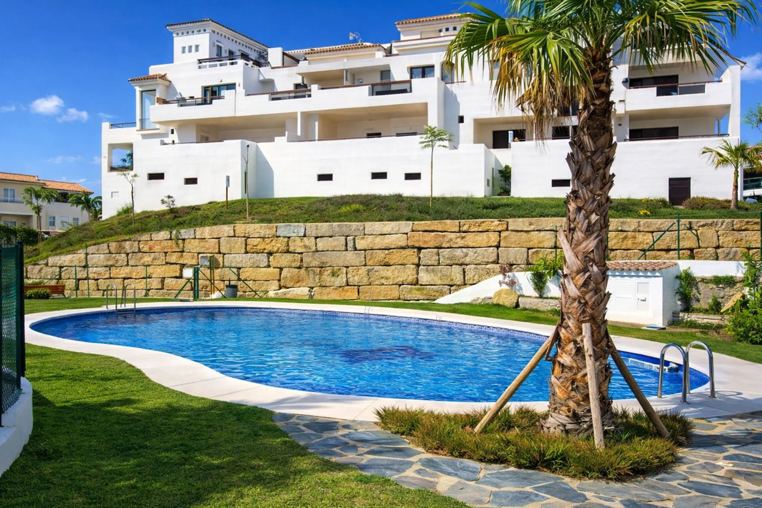 BRIGHT APARTMENT WITH TERRACE AND SEA VIEWS