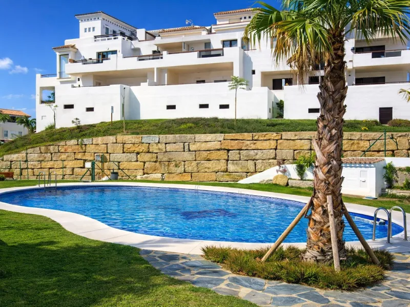 BRIGHT APARTMENT WITH TERRACE AND SEA VIEWS