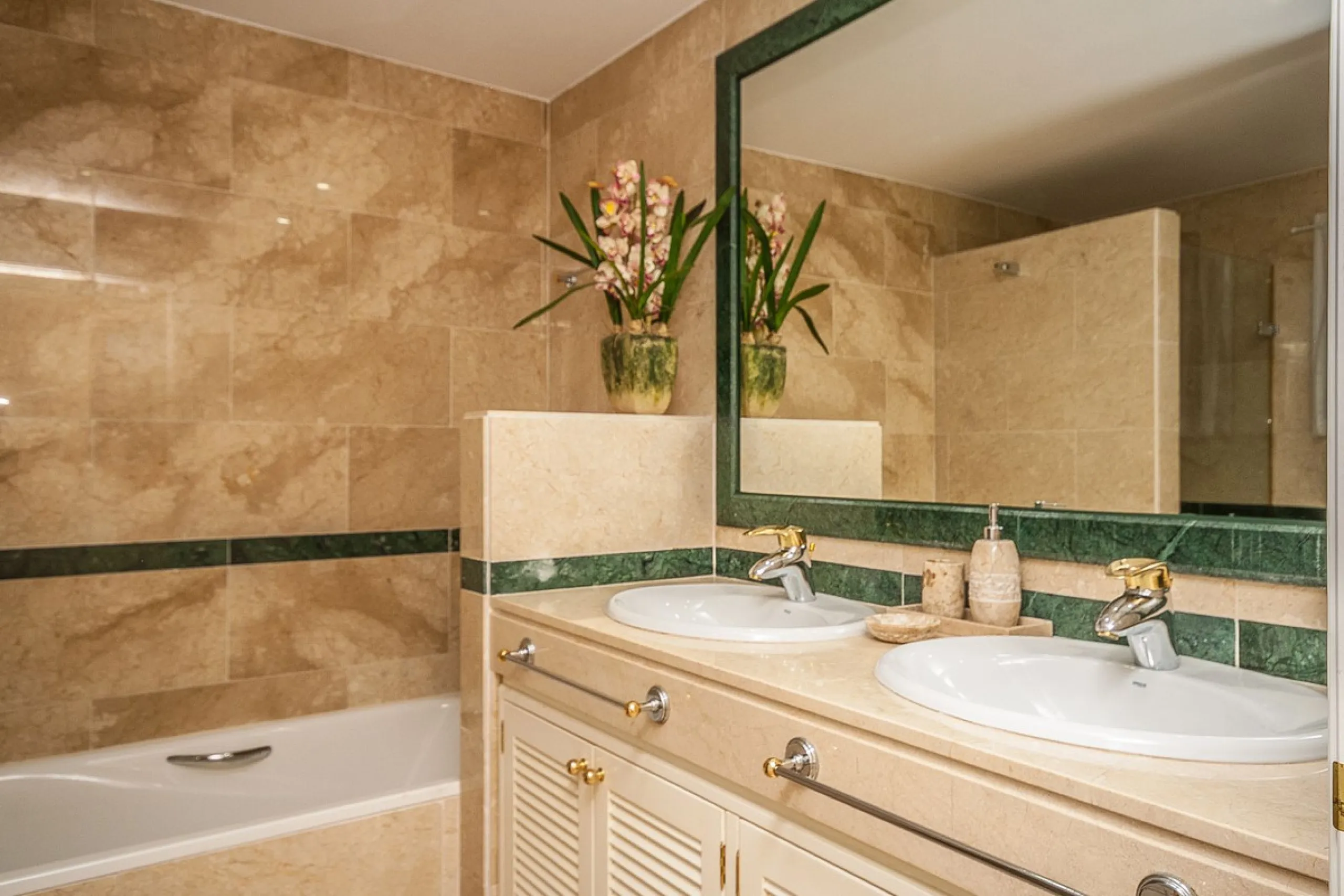 Discover your dream retreat in this stunning garden apartment, ideally situated just a short stroll from vibrant shops and the pristine beach. Nestled within a fully gated community, residents enjoy access to four sparkling swimming pools and lush tropica