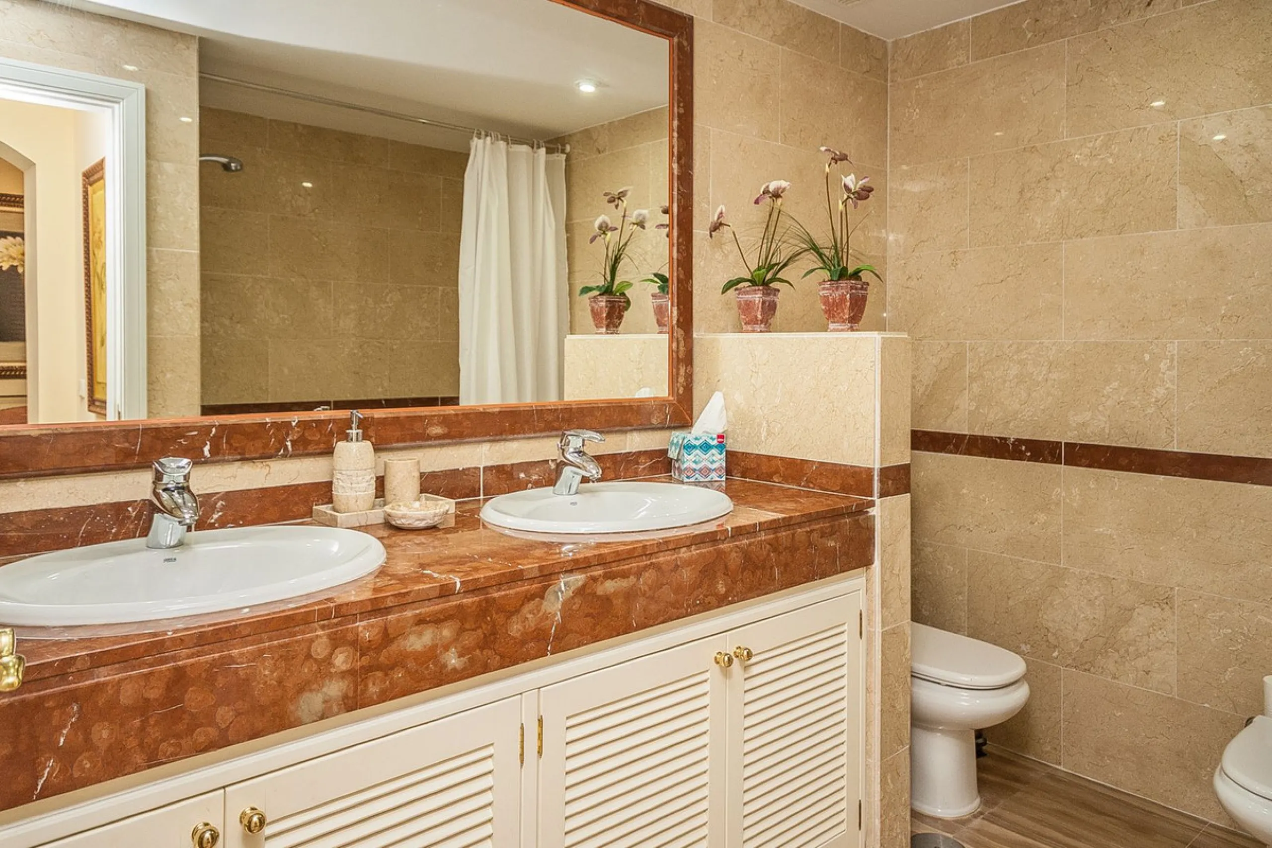 Discover your dream retreat in this stunning garden apartment, ideally situated just a short stroll from vibrant shops and the pristine beach. Nestled within a fully gated community, residents enjoy access to four sparkling swimming pools and lush tropica