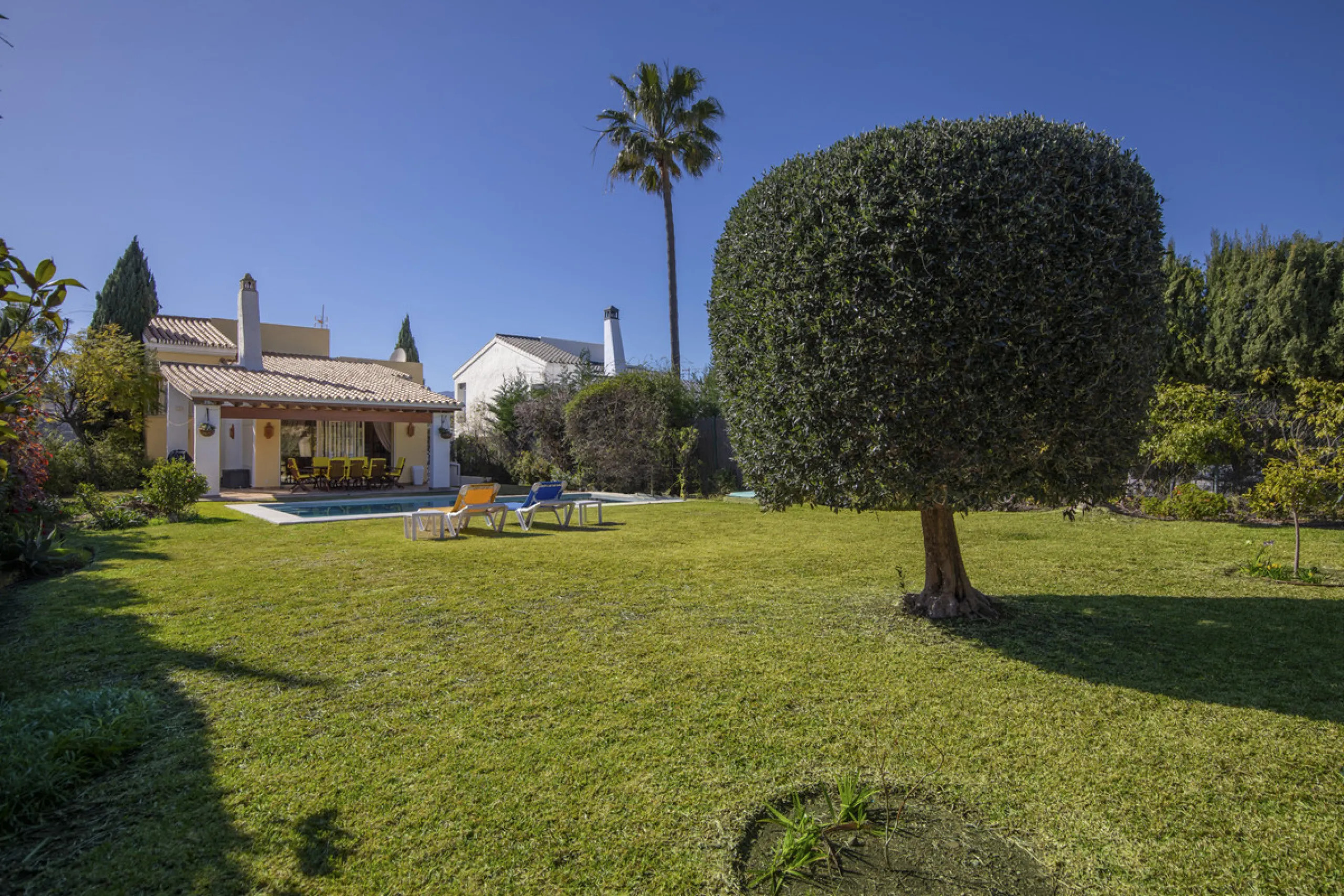This beautifully presented villa is set within a small, secure gated community, offering privacy, peace of mind, and a wonderful sense of exclusivity. Boasting beautiful sea and golf views, the property enjoys a tranquil setting while remaining convenient