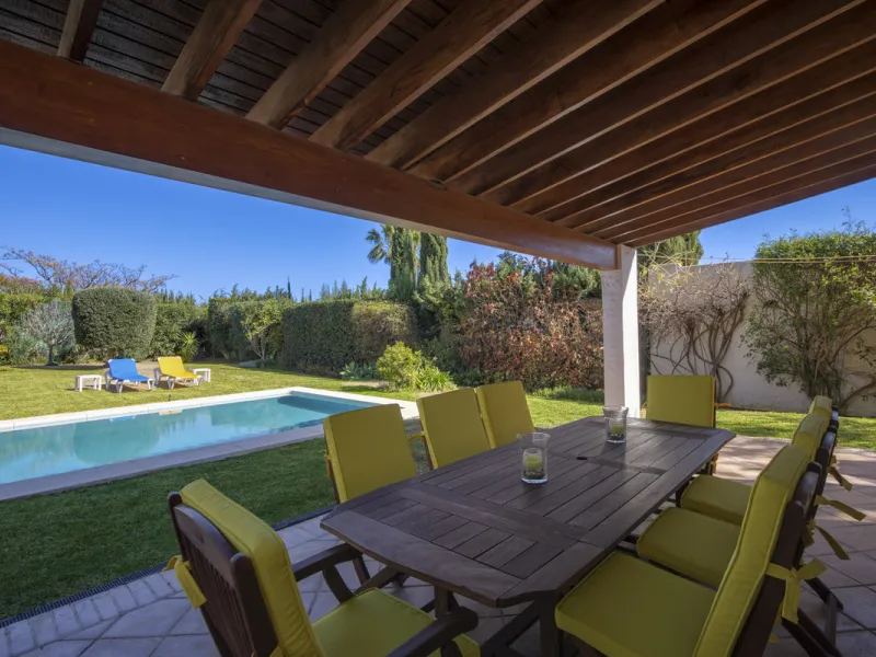This beautifully presented villa is set within a small, secure gated community, offering privacy, peace of mind, and a wonderful sense of exclusivity. Boasting beautiful sea and golf views, the property enjoys a tranquil setting while remaining convenient