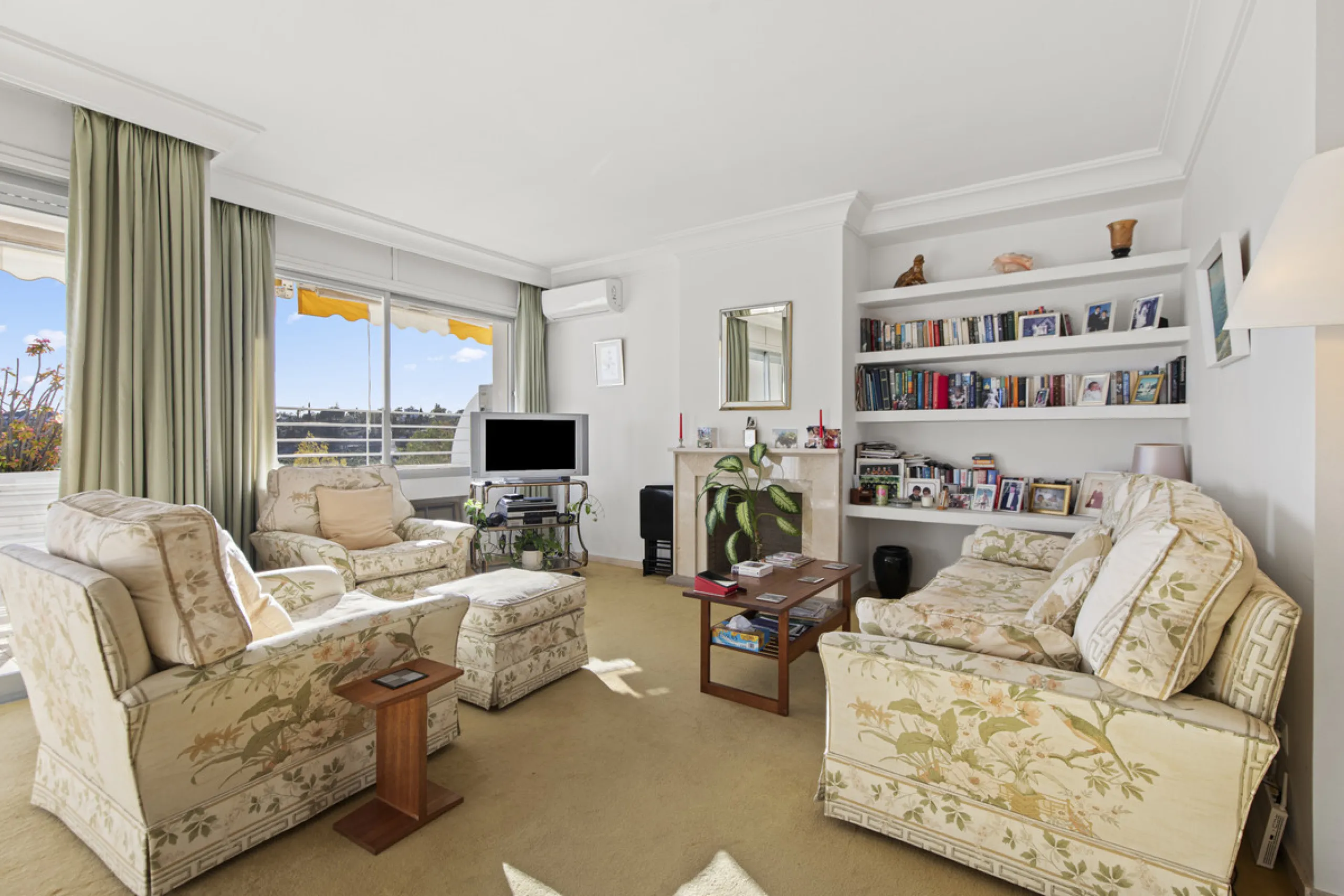 Discover a rare opportunity to own a very spacious apartment in the highly coveted area of Guadalmina Alta. This exceptional property is in an unbeatable location.