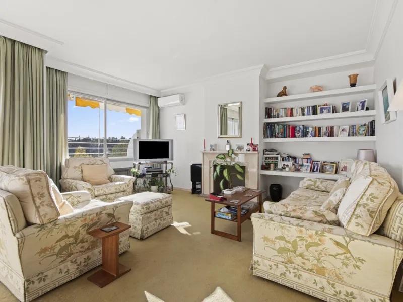 Discover a rare opportunity to own a very spacious apartment in the highly coveted area of Guadalmina Alta. This exceptional property is in an unbeatable location.