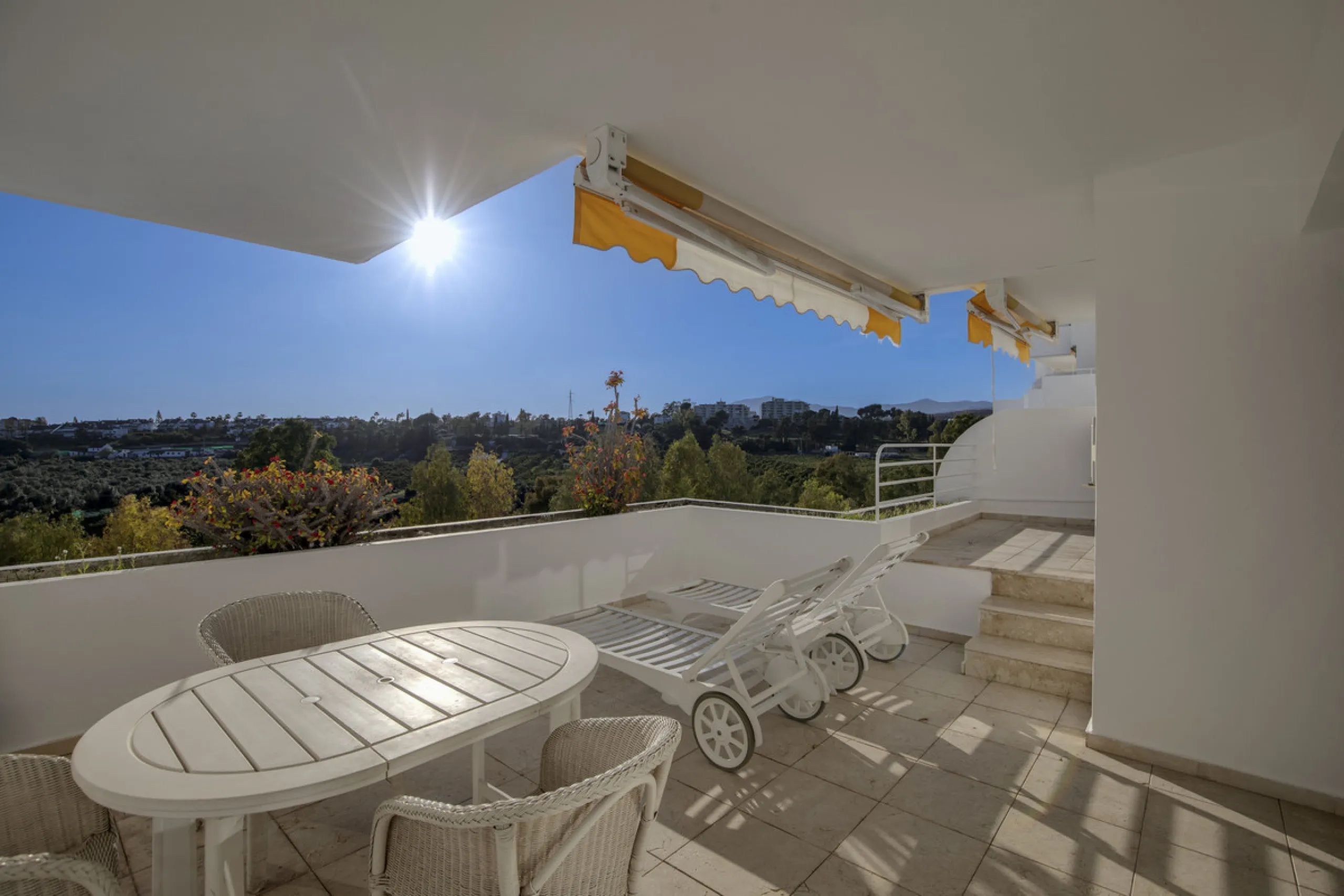 Discover a rare opportunity to own a very spacious apartment in the highly coveted area of Guadalmina Alta. This exceptional property is in an unbeatable location.