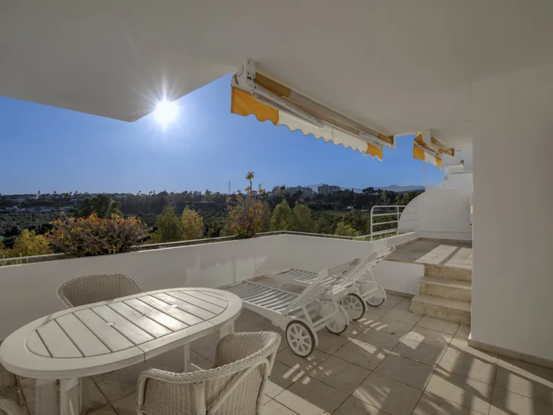 Discover a rare opportunity to own a very spacious apartment in the highly coveted area of Guadalmina Alta. This exceptional property is in an unbeatable location.