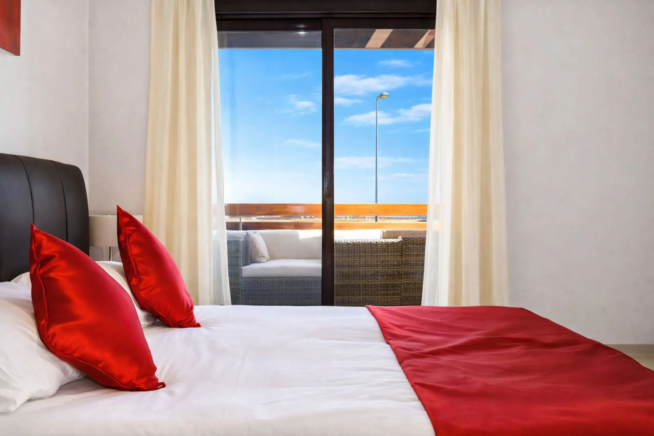 BRIGHT APARTMENT WITH TERRACE AND SEA VIEWS