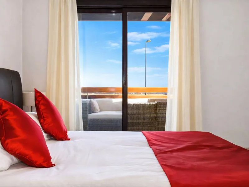 BRIGHT APARTMENT WITH TERRACE AND SEA VIEWS