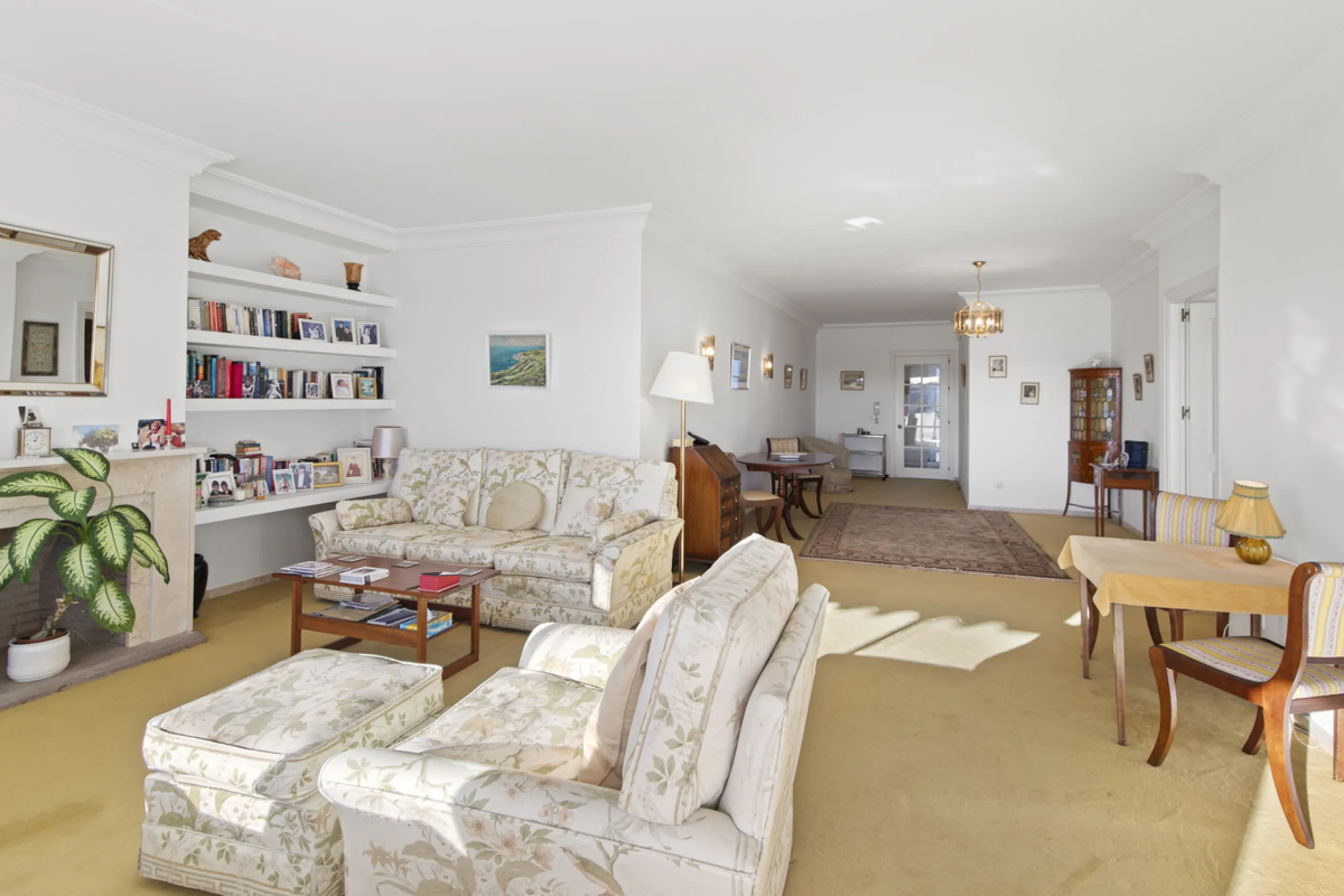 Discover a rare opportunity to own a very spacious apartment in the highly coveted area of Guadalmina Alta. This exceptional property is in an unbeatable location.