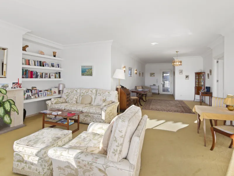Discover a rare opportunity to own a very spacious apartment in the highly coveted area of Guadalmina Alta. This exceptional property is in an unbeatable location.